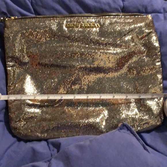 🆕Victoria’s Secret Gold sequins clutch NWT🆕 - Picture 2 of 4